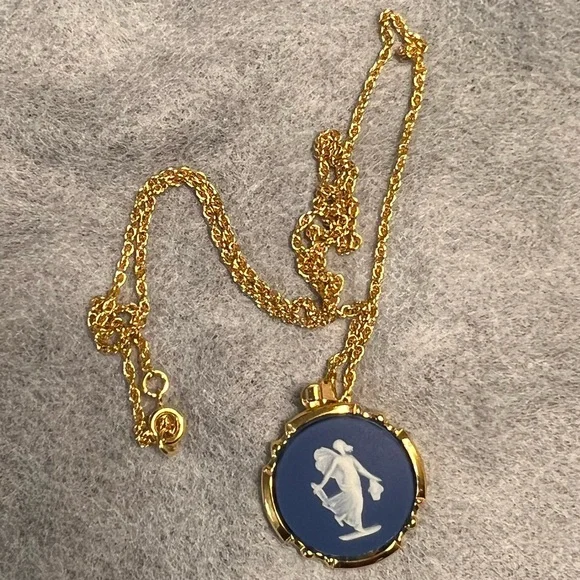 Wedgewood Nexklace - Picture 2 of 11